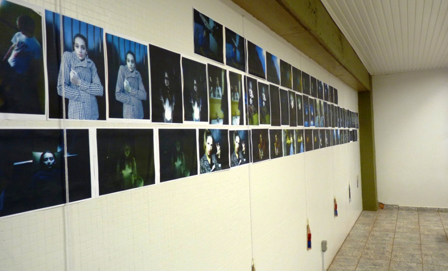 Já a exposição de fotografias 3D, mostra o resultado de uma aula, onde a proposta era simular uma situação de uso de iluminação de ataque e luz secundária, para dar dramaticidade à cena. O tema era livre, mas a maioria dos alunos optou por releituras de filmes e lendas urbanas. O efeito 3D foi adicionado posteriormente, utilizando o software livre Gimp.