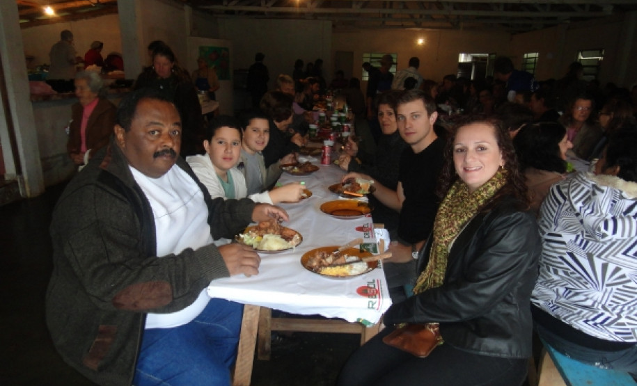 Casa Familiar Rural envolve comunidade em evento festivo Festividade contou com a participação conjunta de alunos, professores e comunidade, que também conferiu manifestações culturais dos estudantes.