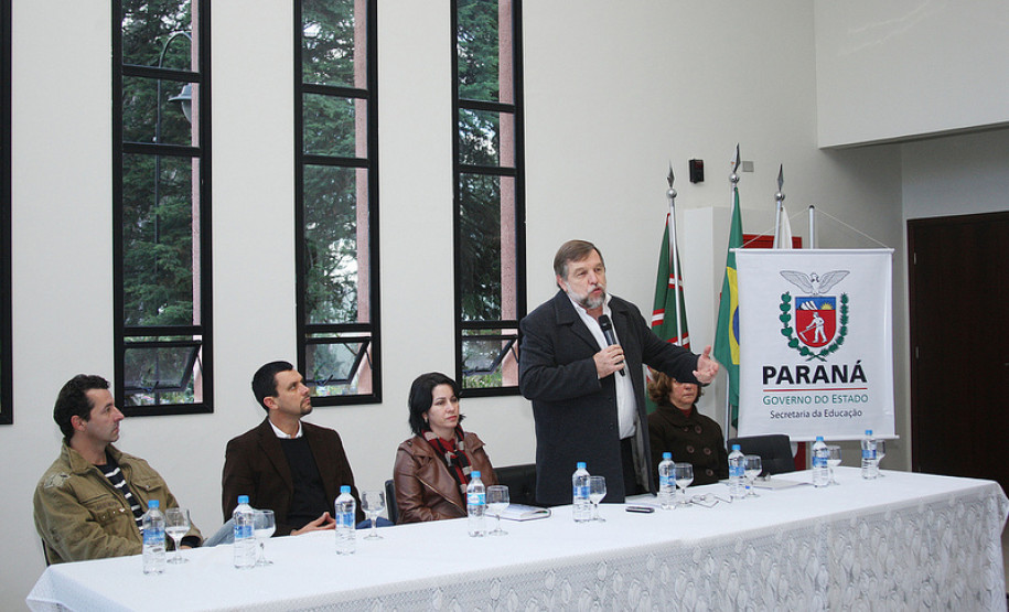 “Vamos fortalecer o entrosamento com as prefeituras e universidades para que os professores recebam uma formação de qualidade. Esta formação vai refletir positivamente na educação ofertada aos nossos alunos”, disse Arns.