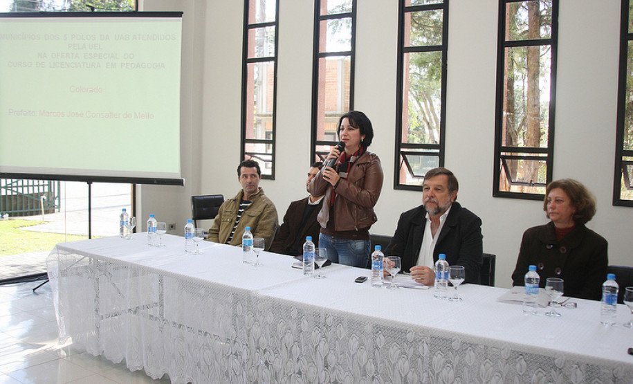 Participaram da reunião Cláudia Maria da Cruz, presidente da União dos Dirigentes Municipais de Educação (Undime/PR); a reitora da Universidade Estadual de Londrina, Nadina Aparecida Moreno; os chefes das regionais de educação de Curitiba, Mauricio Pastor, da Área Metropolitana Norte, Sergio Ferraz, e da Área Metropolitana Sul, Mauricio Ferraz da Costa; a representante da Prefeitura de Curitiba, Maria Jerusa Schechtel e o diretor de Tecnologias Educacionais da SEED, Rogério Bufrem Riva.