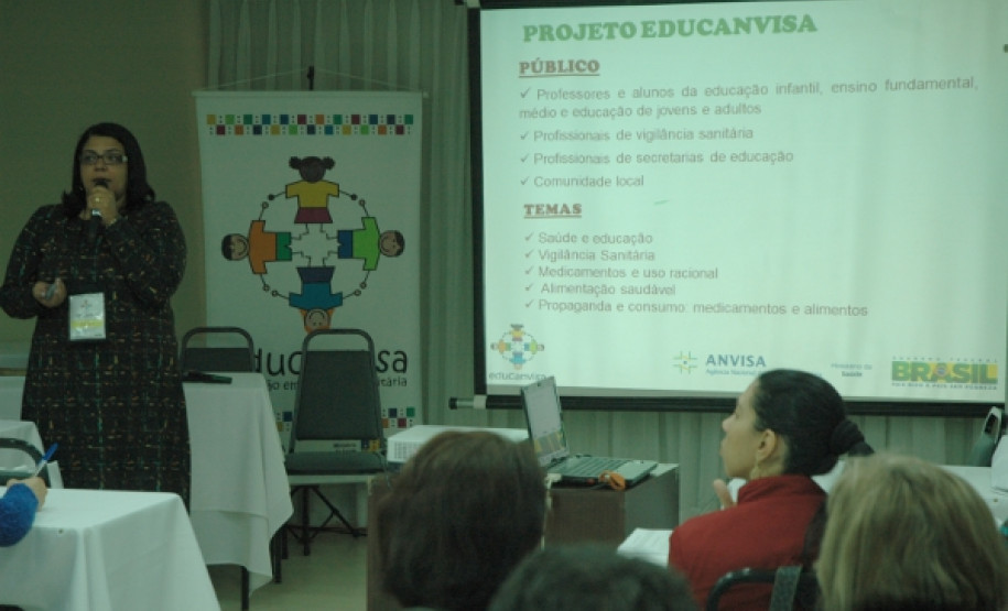 Mais de 100 profissionais da educação recebem orientações para disseminar hábitos saudáveis nas escolas da rede pública de ensino.