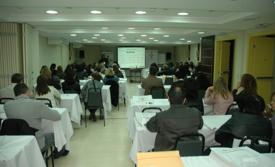 Mais de 100 profissionais da educação recebem orientações para disseminar hábitos saudáveis nas escolas da rede pública de ensino.