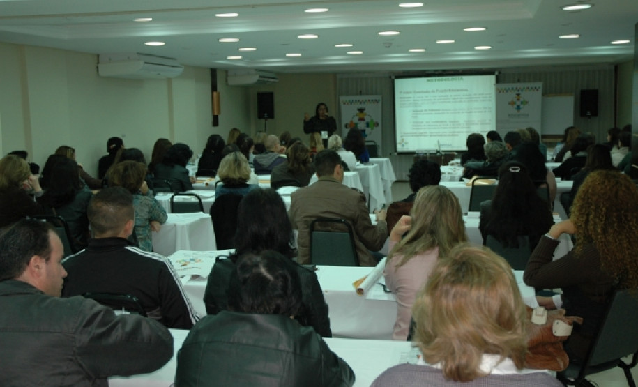 Mais de 100 profissionais da educação recebem orientações para disseminar hábitos saudáveis nas escolas da rede pública de ensino.