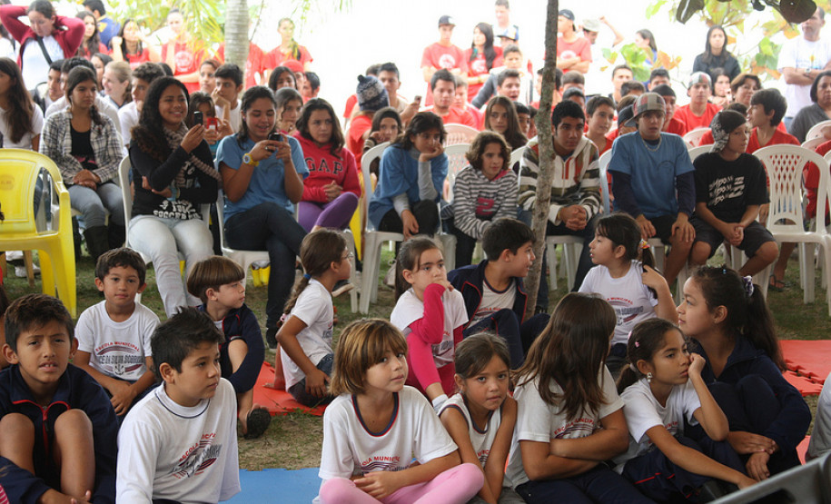 O lançamento aconteceu no Colégio Estadual Ilha da Peças, na Ilha das Peças, em Guaraqueçaba, com a presença do vice-governador e secretário da Educação, Flávio Arns.