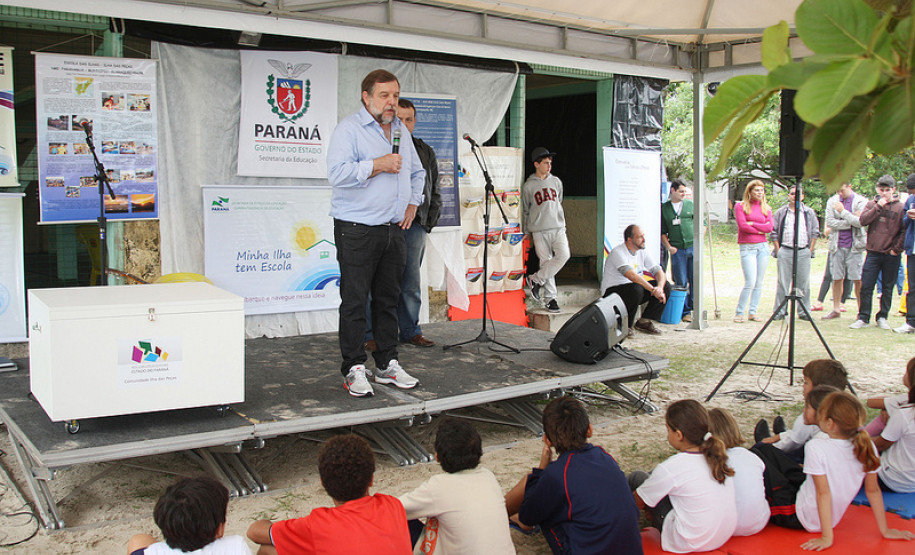 O lançamento aconteceu no Colégio Estadual Ilha da Peças, na Ilha das Peças, em Guaraqueçaba, com a presença do vice-governador e secretário da Educação, Flávio Arns.