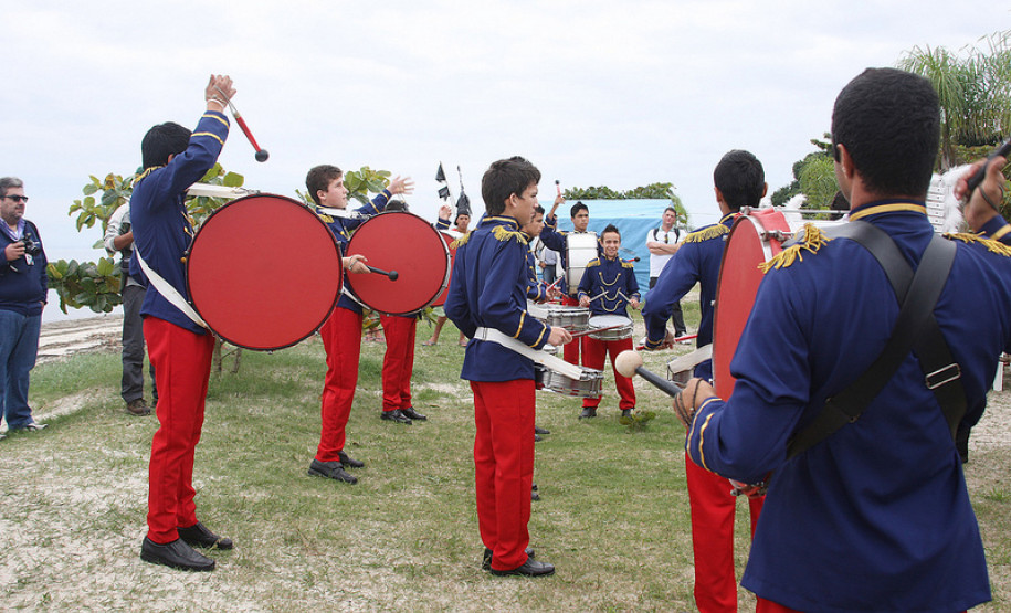 Alunos e comunidade participaram do evento, que teve apresentações de música, contação de história, teatro de bonecos, literatura de cordel e declamação de poesias. “Hoje é um dia especial, não é sempre que temos a oportunidade de assistir tantas apresentações”, contou o aluno do 8º ano da Escola Estadual Ilha das Peças, Alexandre Duarte, 13 anos.
