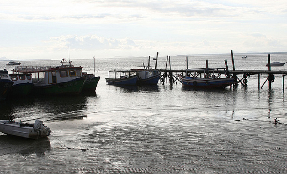 Junto com o lançamento do programa “Minha Ilha Tem Escola”, secretário também conhece escolas da Ilha São Miguel e Ilha do Mel.