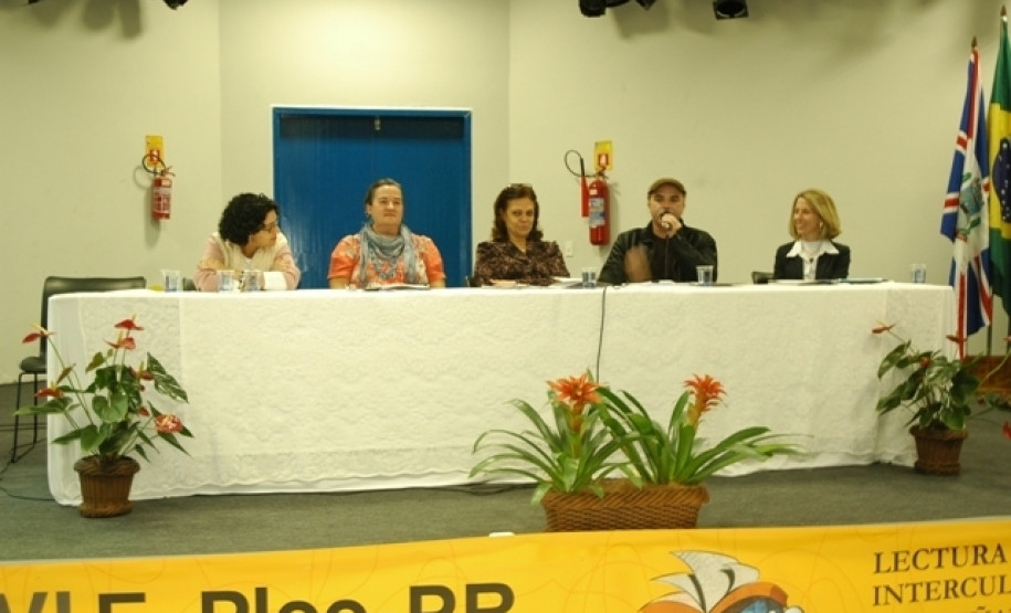 Encontro promove discussões sobre aprendizagem do espanhol como língua estrangeira e sua contribuição no ensino.