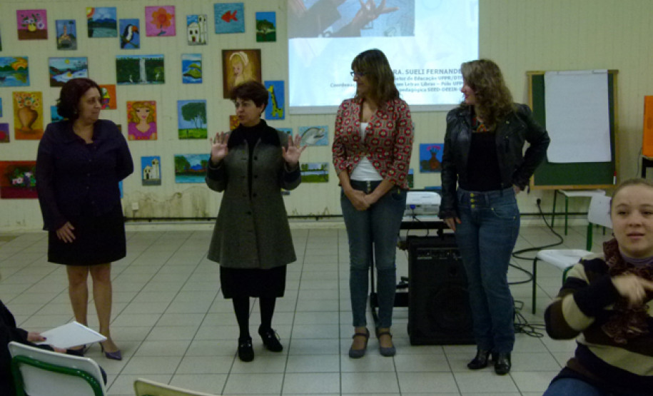 Encontro discute ações para trabalho com alunos surdos