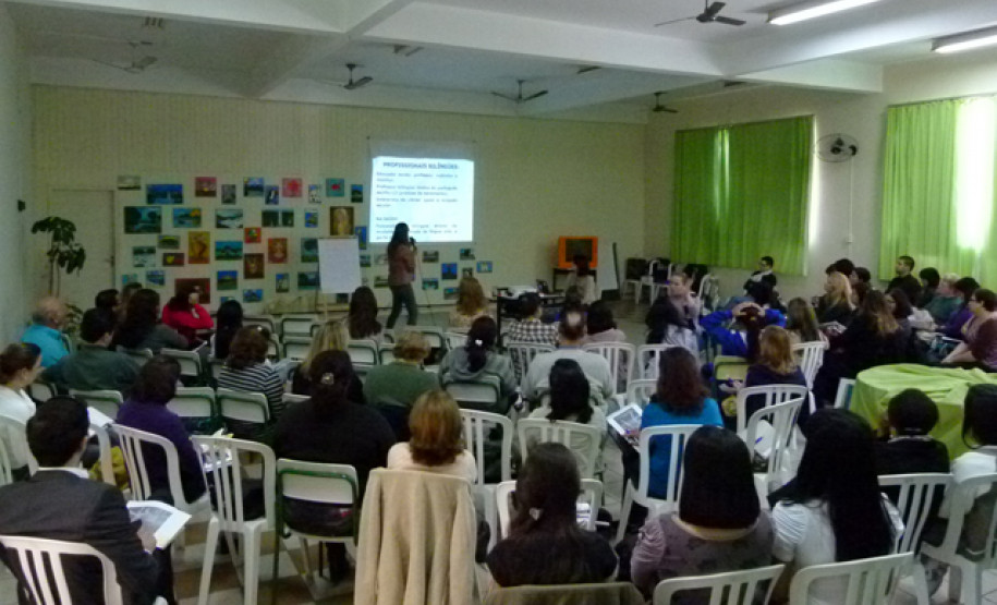 Encontro discute ações para trabalho com alunos surdos