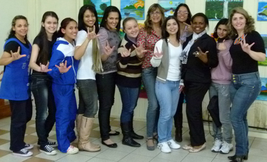 Encontro discute ações para trabalho com alunos surdos