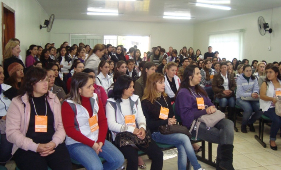Com cerca de 200 pessoas, evento possibilitou interação entre escolas de diversas cidades da região.
