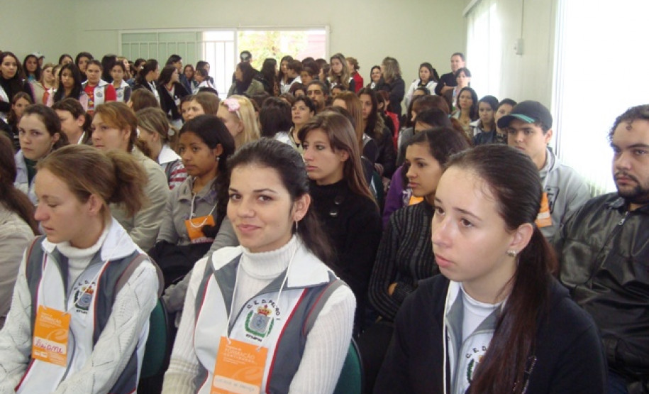 Com cerca de 200 pessoas, evento possibilitou interação entre escolas de diversas cidades da região.