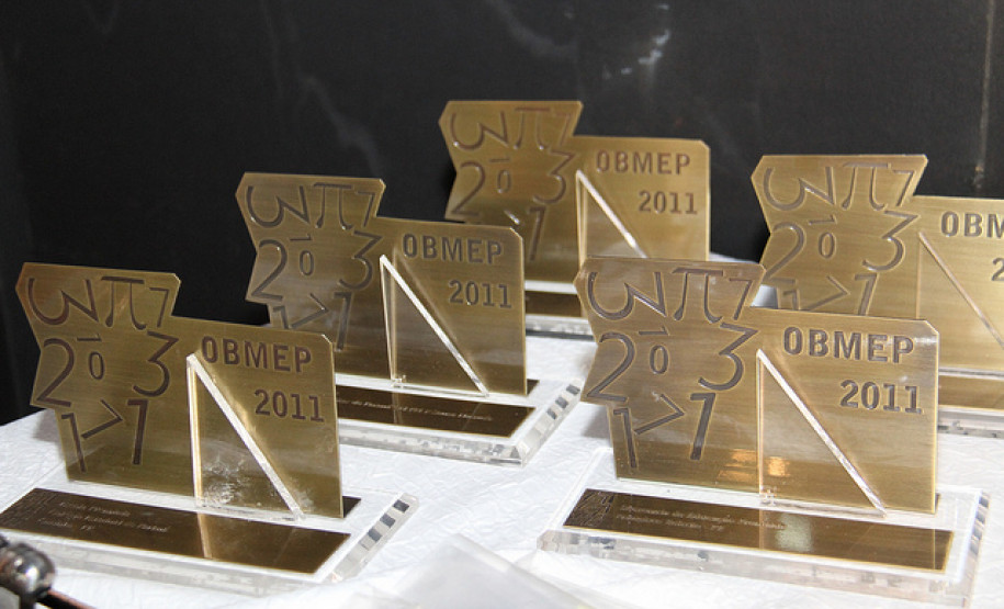 SEED foi novamente destaque na Região Sul da Olimpíada Brasileira de Matemática das Escolas Públicas. Prêmio foi recebido pelo vice-governador e secretário da Educação Flávio Arns durante entrega de medalhas a alunos vencedores da edição.