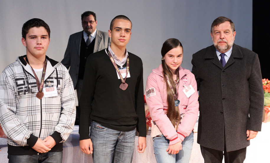 SEED foi novamente destaque na Região Sul da Olimpíada Brasileira de Matemática das Escolas Públicas. Prêmio foi recebido pelo vice-governador e secretário da Educação Flávio Arns durante entrega de medalhas a alunos vencedores da edição.