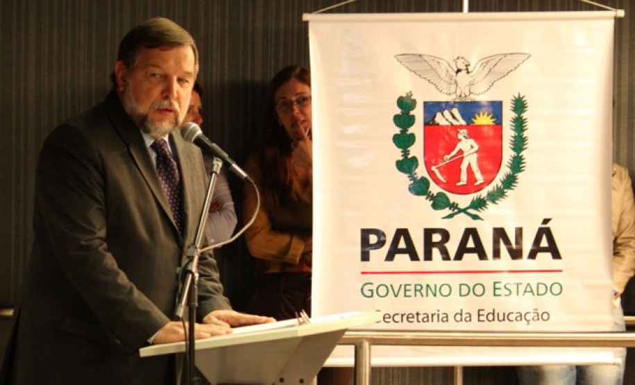 A Secretaria da Educação está avaliando comprovantes de titulação e realizando exames médicos para a contratação de 11,5 mil professores que fizeram concurso para o magistério e aguardam nomeação. Eles vão reforçar o corpo docente dos 32 Núcleos Regionais.