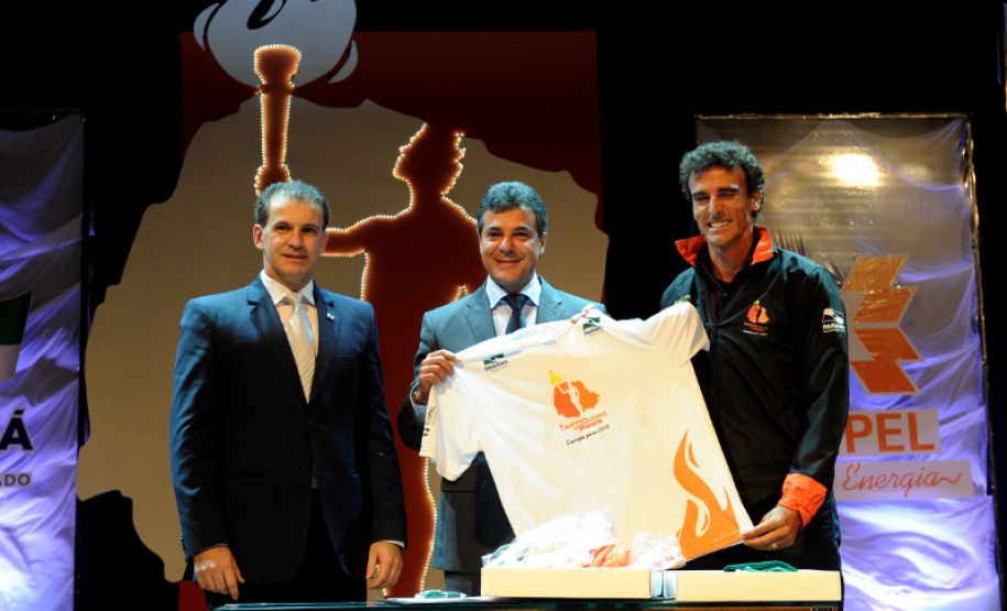 Governador Beto Richa acompanhado pelo secretário de esportes Evandro Rogério Romam e pelo esportista Emanuel do Rego, lança a segunda etapa do projeto talento olímpico do Paraná.

Curitiba, 20/06/2012