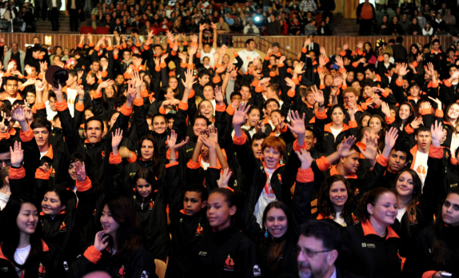 Gov. Beto Richa acompanhado pelo presidente da SANEPAR, Fernando Ghignone, pleo presidente da COPEL, Lindolfo Zimmer, pelo secretário de estado do esporte Evandro Rogério Roman, pelo secretário de esportes de Curitiba, Marcello Richa, pela secretária da família e desenvolvimento social, Fernanda Richa, pelo esportista Emanuel do Rego e demais autoridades, lança segunda etapa do projeto talento olímpico do Paraná 2016 no centro de convenções de Curitiba.

Curitiba, 20/06/2012