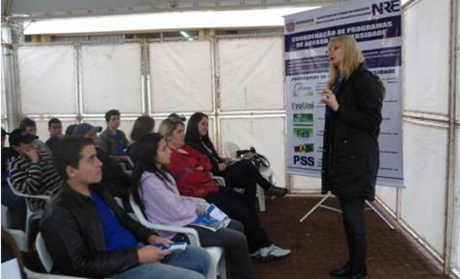 NRE Apucarana participa de Feira de cursos e profissões