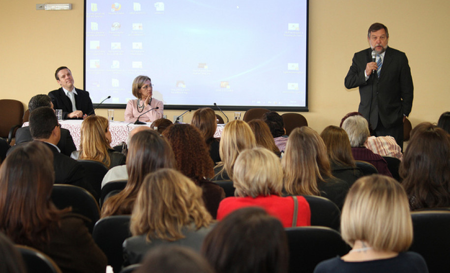 O programa envolve as secretarias de Estado da Saúde, da Educação, da Família e Desenvolvimento Social e da Justiça, Cidadania e Direitos Humanos.