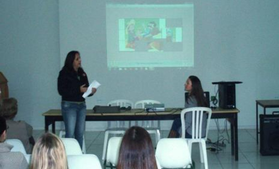 Integrantes do curso de Educação Fiscal do NRE de Apucarana aplicam plano de ação para conscientizar sobre gestão democrática de recursos públicos.