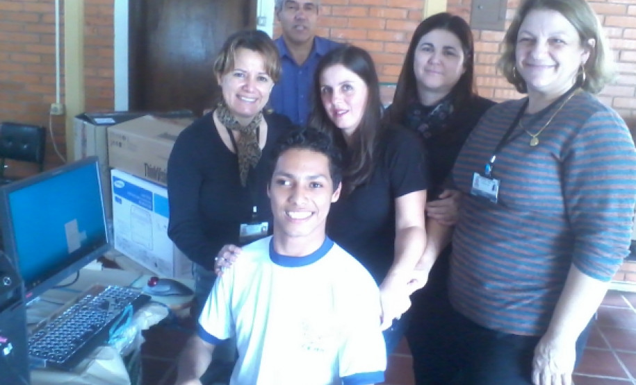 Alunos da educação especial recebem computadores