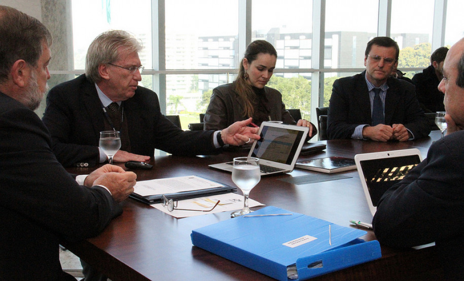 Governo estuda ampliar bolsas de estudo para professores da rede estadual