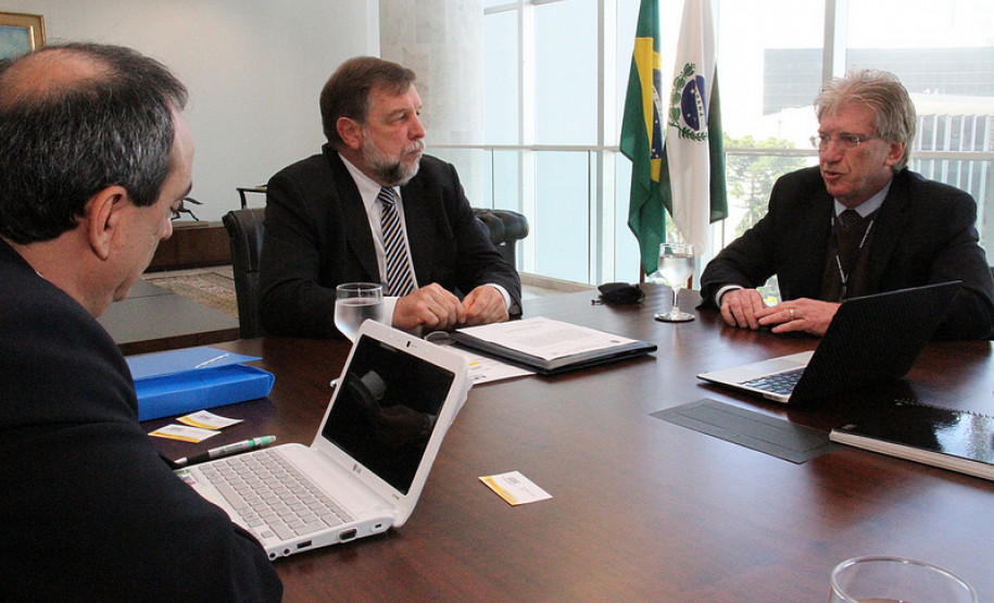 Governo estuda ampliar bolsas de estudo para professores da rede estadual