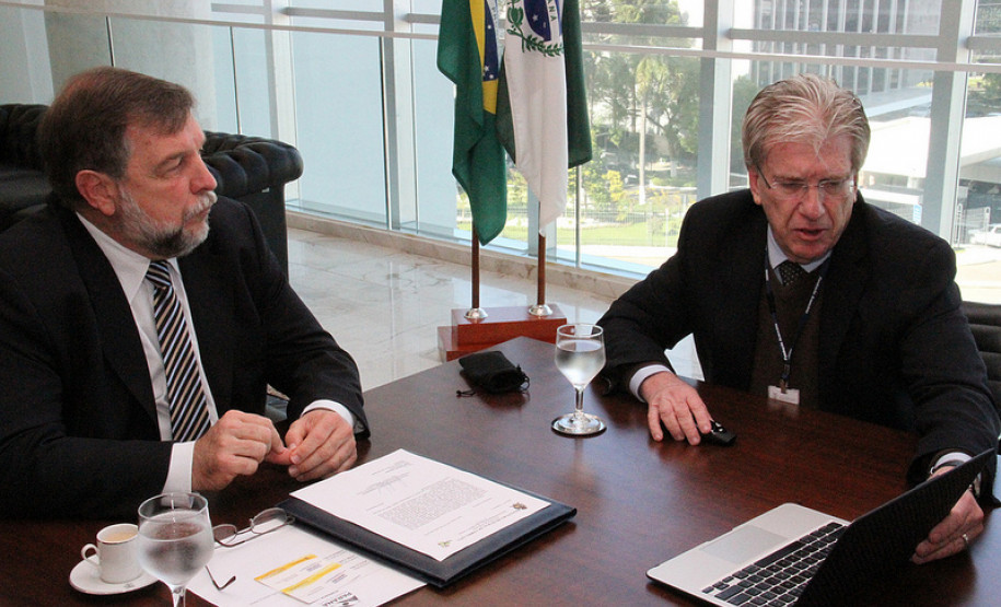 Governo estuda ampliar bolsas de estudo para professores da rede estadual