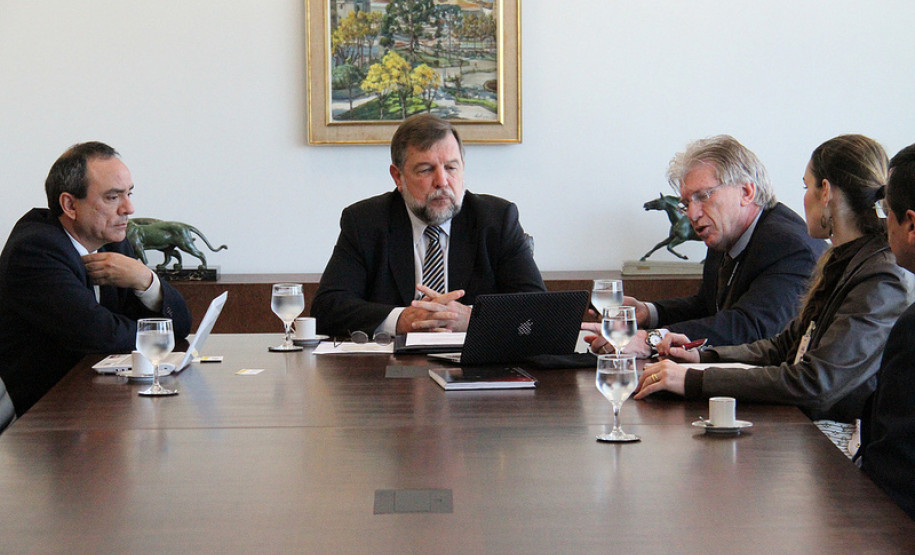 Governo estuda ampliar bolsas de estudo para professores da rede estadual