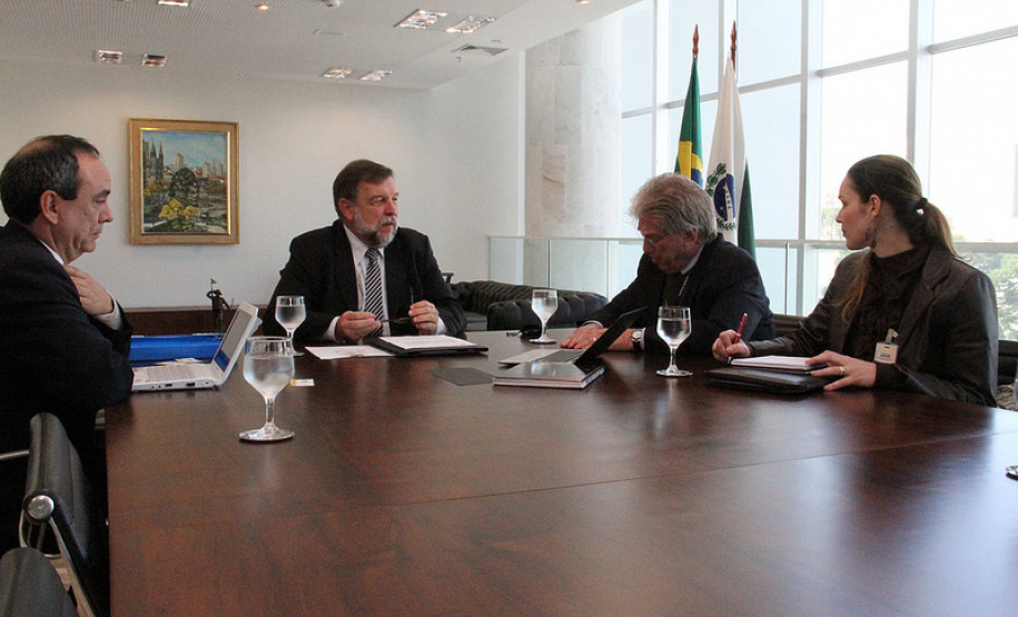 Governo estuda ampliar bolsas de estudo para professores da rede estadual