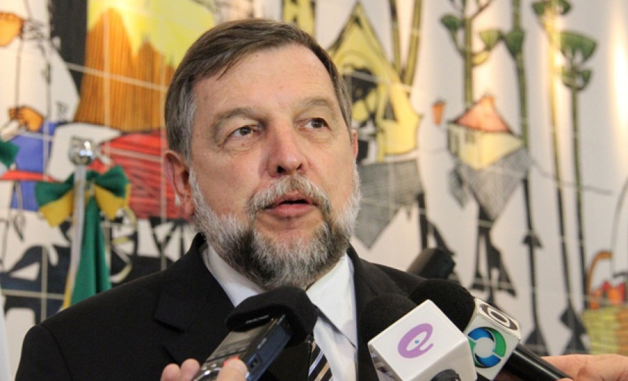 O vice-governador e secretário da Educação, Flávio Arns, acompanhou em Brasília o lançamento do PAC Equipamentos, programa do governo federal que também terá recursos para construção de quadras e aquisição de ônibus escolares.