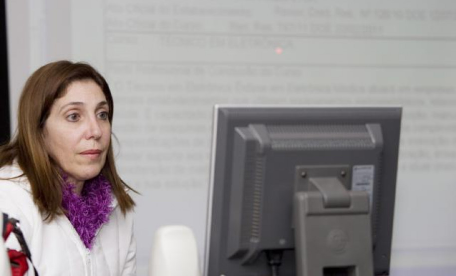 Encontro com instituições particulares de Curitiba buscou esclarecer dúvidas sobre documentos oficiais da rede escolar paranaense.