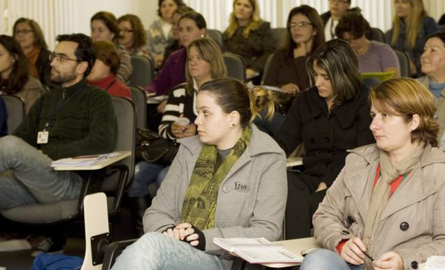 Encontro com instituições particulares de Curitiba buscou esclarecer dúvidas sobre documentos oficiais da rede escolar paranaense.