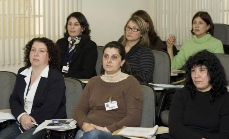 Encontro com instituições particulares de Curitiba buscou esclarecer dúvidas sobre documentos oficiais da rede escolar paranaense.