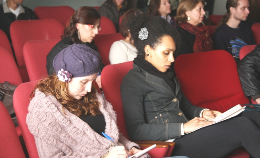Professores de diferentes disciplinas participam de encontro presencial do Projeto Literatura e Ensino para subsidiar trabalho pedagógico a partir da literatura.