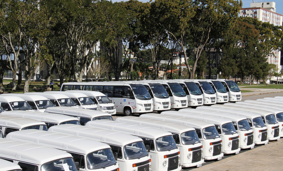 Entregues nesta terça-feira (3) pelo governador Beto Richa, os veículos vão reforçar a estrutura do Estado, de prefeituras e entidades parceiras para o atendimento à população. Richa também anunciou o repasse de 450 equipamentos de informática (computadores e impressoras) para entidades sociais do Paraná.