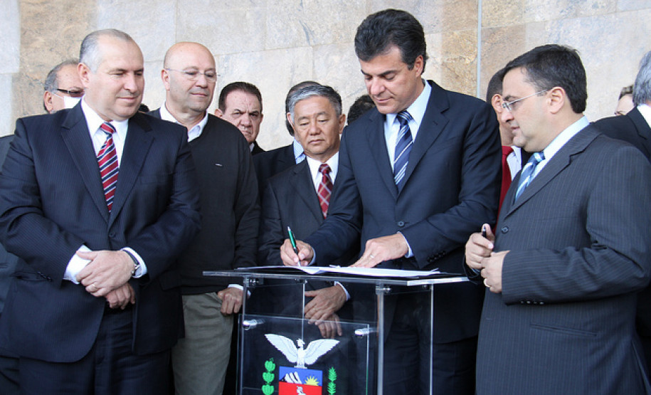 Entregues nesta terça-feira (3) pelo governador Beto Richa, os veículos vão reforçar a estrutura do Estado, de prefeituras e entidades parceiras para o atendimento à população. Richa também anunciou o repasse de 450 equipamentos de informática (computadores e impressoras) para entidades sociais do Paraná.