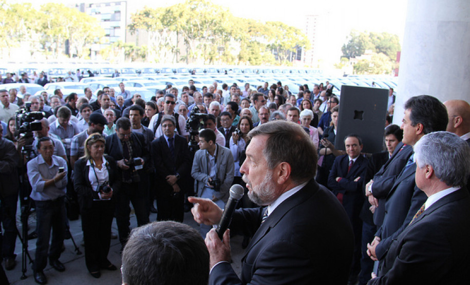 Entregues nesta terça-feira (3) pelo governador Beto Richa, os veículos vão reforçar a estrutura do Estado, de prefeituras e entidades parceiras para o atendimento à população. Richa também anunciou o repasse de 450 equipamentos de informática (computadores e impressoras) para entidades sociais do Paraná.