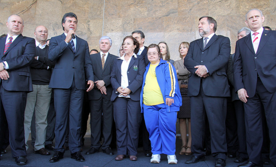 Entregues nesta terça-feira (3) pelo governador Beto Richa, os veículos vão reforçar a estrutura do Estado, de prefeituras e entidades parceiras para o atendimento à população. Richa também anunciou o repasse de 450 equipamentos de informática (computadores e impressoras) para entidades sociais do Paraná.