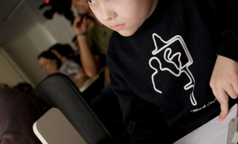 O evento é realizado quinzenalmente no auditório da Secretaria de Estado da Educação, onde dois artistas são convidados para uma roda de conversa.