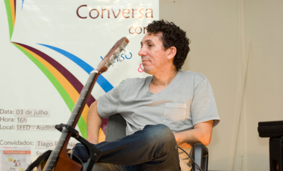 O evento é realizado quinzenalmente no auditório da Secretaria de Estado da Educação, onde dois artistas são convidados para uma roda de conversa.