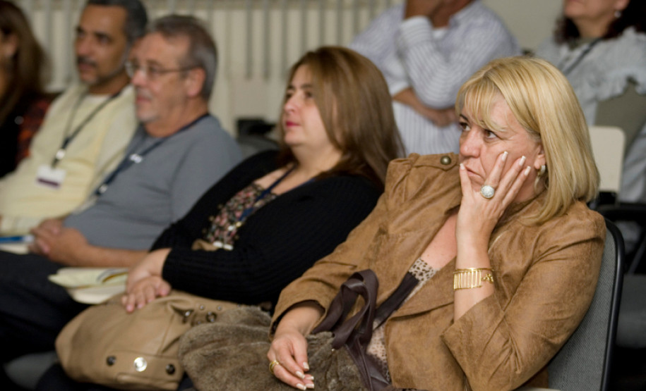 O evento é realizado quinzenalmente no auditório da Secretaria de Estado da Educação, onde dois artistas são convidados para uma roda de conversa.