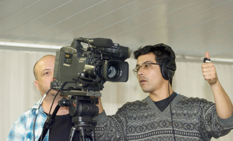 O evento é realizado quinzenalmente no auditório da Secretaria de Estado da Educação, onde dois artistas são convidados para uma roda de conversa.