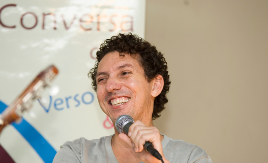 O evento é realizado quinzenalmente no auditório da Secretaria de Estado da Educação, onde dois artistas são convidados para uma roda de conversa.