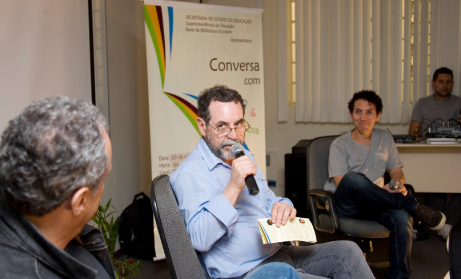 O evento é realizado quinzenalmente no auditório da Secretaria de Estado da Educação, onde dois artistas são convidados para uma roda de conversa.