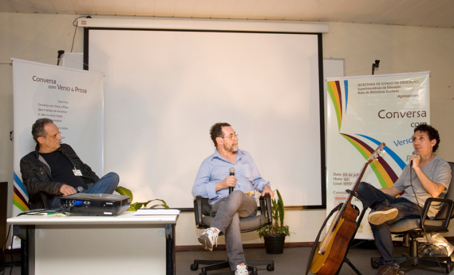 O evento é realizado quinzenalmente no auditório da Secretaria de Estado da Educação, onde dois artistas são convidados para uma roda de conversa.