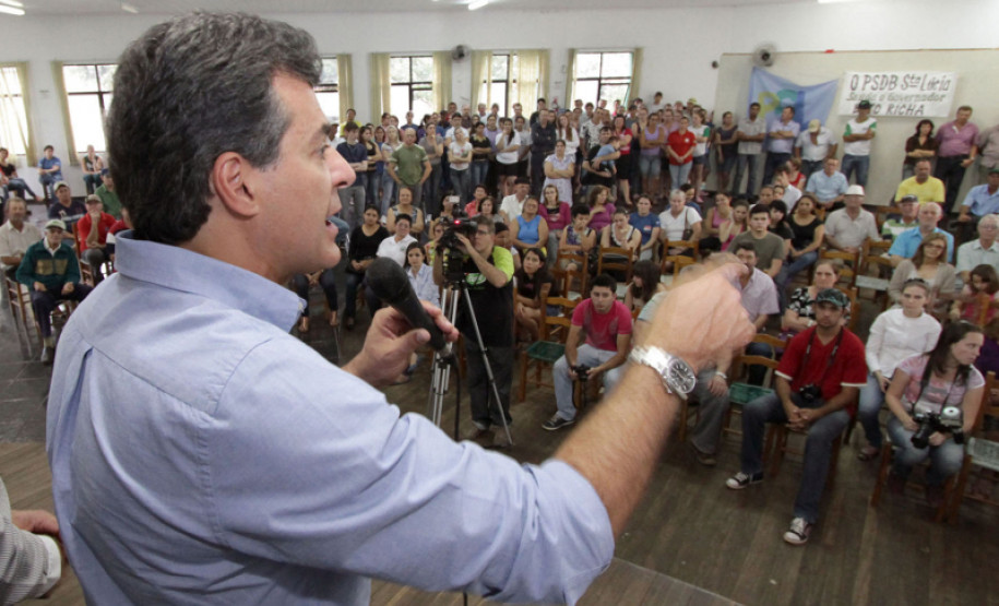 Santa Lúcia - O governador Beto Richa anuncia a pavimentação poliédrica, recape asfáltico no centro da cidade e o repasse de recursos ao programa do calcário, em Santa Lúcia, Região Oeste do Estado. Participaram da solenidade; prefeito de Santa Lúcia Renato Tonidandel e os deputados; Caito Quintqna, Nereu Moura e o coordenador da Região Metropolitana de Cascavel, Sergio Terres.
