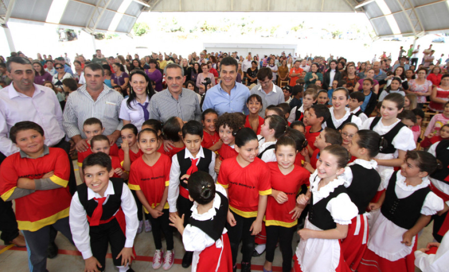 Campo Bonito - O governador Beto Richa inaugura a Escola Municipal Lauro Luiz, anuncia a conclusão da unidade de saúde da mulher e da criança, recape asfáltico da Avenida Paraná¡ e repassa recursos para os programas de calcário e de estradas rurais, em Campo Bonito, região Oeste do Paraná. Participaram da solenidade; prefeito de Campo Bonito Antonio Carlos Dominiak, deputados Nereu Moura e Hélio Rusch.
