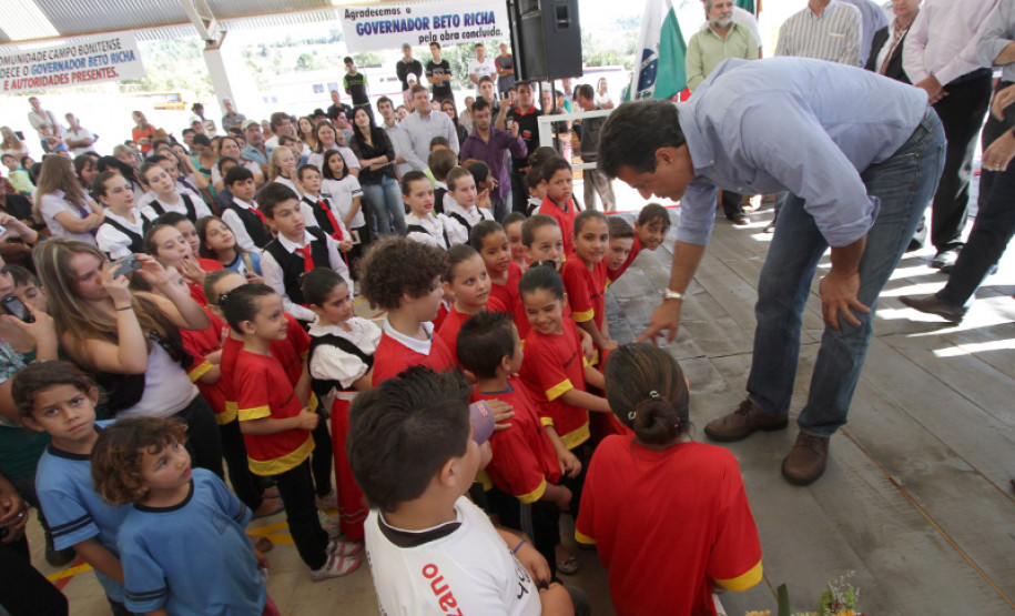 Campo Bonito - O governador Beto Richa inaugura a Escola Municipal Lauro Luiz, anuncia a conclusão da unidade de saúde da mulher e da criança, recape asfáltico da Avenida Paraná¡ e repassa recursos para os programas de calcário e de estradas rurais, em Campo Bonito, região Oeste do Paraná. Participaram da solenidade; prefeito de Campo Bonito Antonio Carlos Dominiak, deputados Nereu Moura e Hélio Rusch.